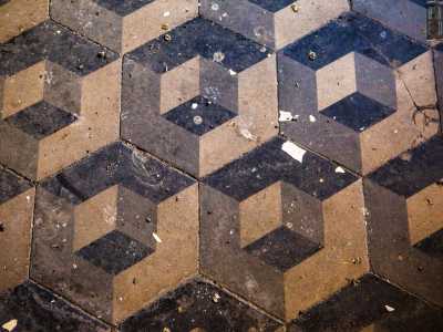 Sul pavimento, nonostante la polvere, sono ancora visibili le antiche cementine a forme geometriche...
